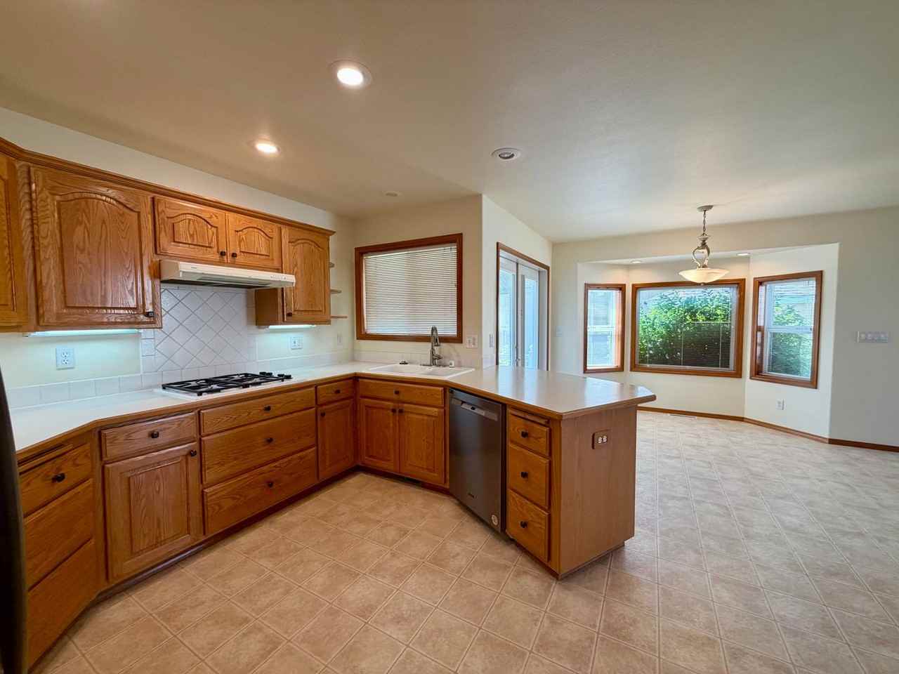 106 Prestwick Ln - Photo 7 of 30