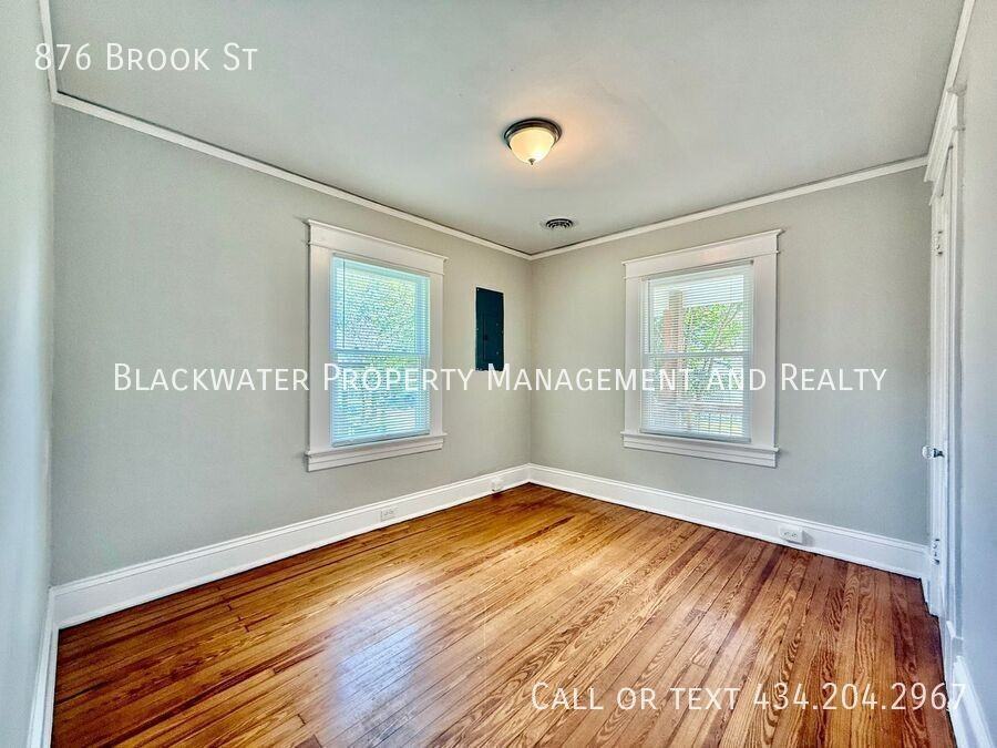 876 Brook St - Photo 2 of 7
