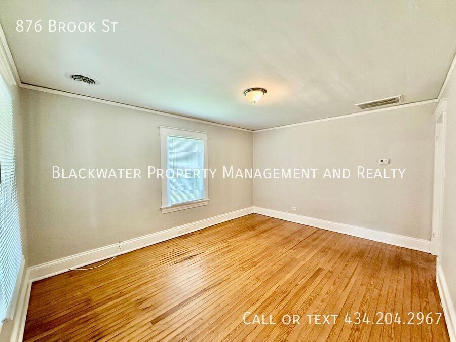 876 Brook St - Photo 3 of 7