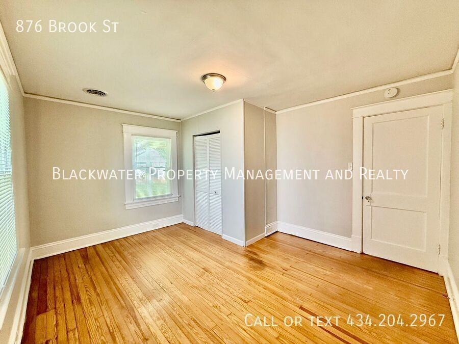 876 Brook St - Photo 4 of 7