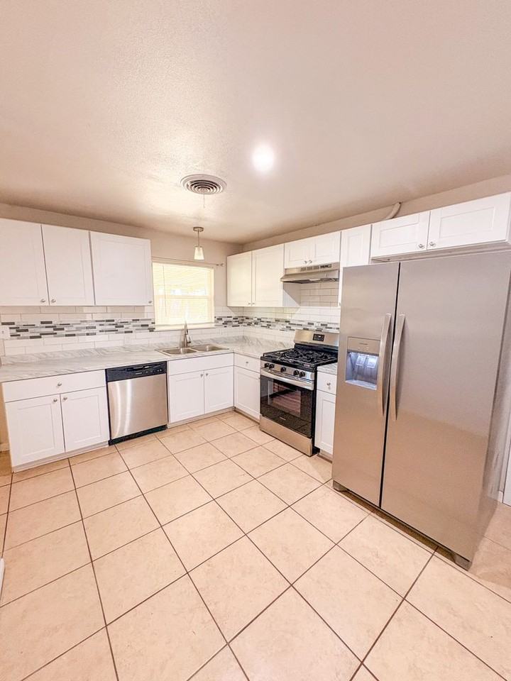 804 Alexander St - Photo 4 of 18