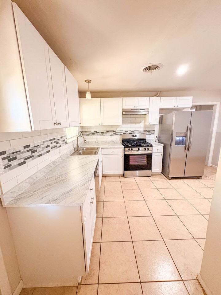 804 Alexander St - Photo 5 of 18