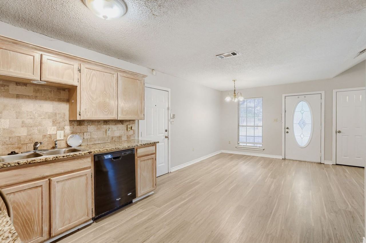 316 Peachtree Ln - Photo 2 of 10