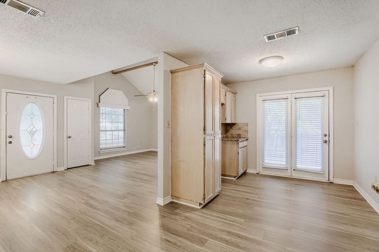 316 Peachtree Ln - Photo 3 of 10