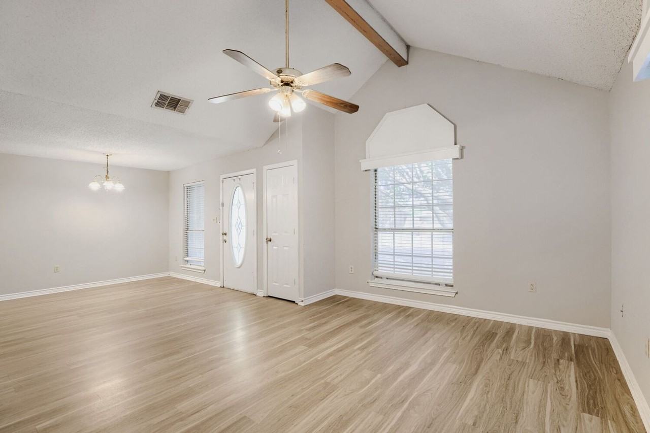 316 Peachtree Ln - Photo 4 of 10