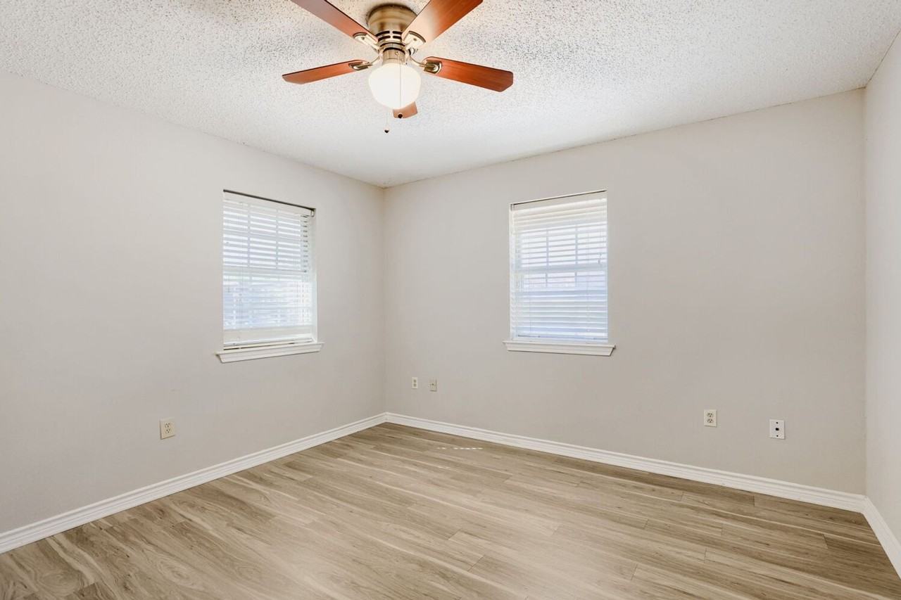 316 Peachtree Ln - Photo 5 of 10
