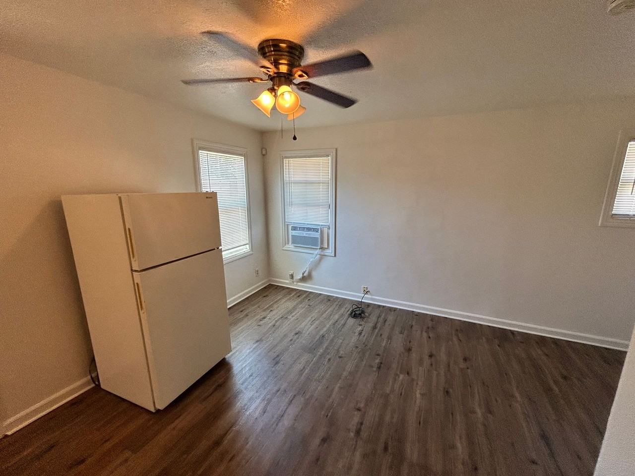 2509 1/2 N California St - Photo 3 of 5