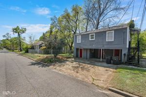featured image of 902 1/2 Gladstone Blvd