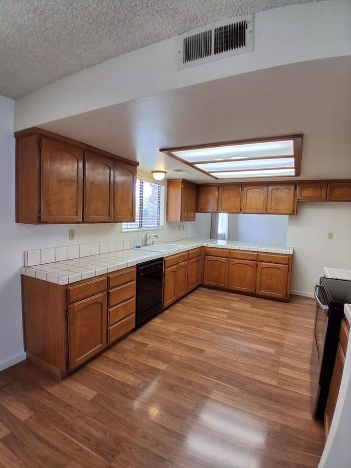 683 N Fordham Ave - Photo 6 of 29