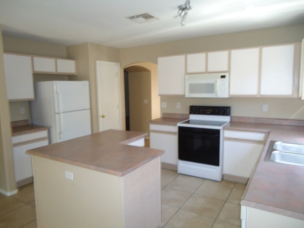 12001 W Scotts Dr - Photo 4 of 17