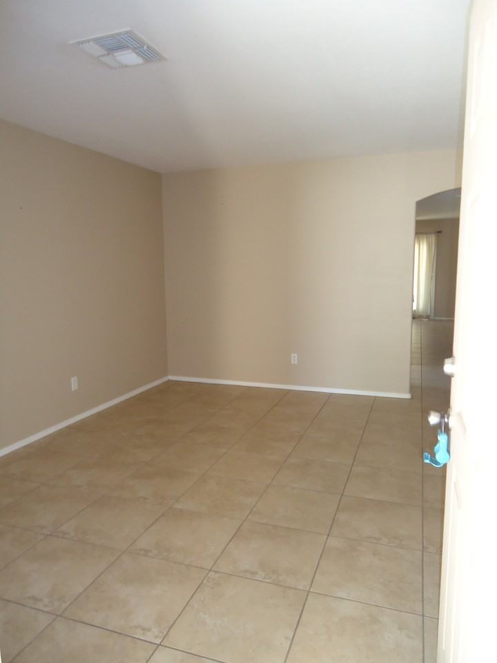 12001 W Scotts Dr - Photo 7 of 17
