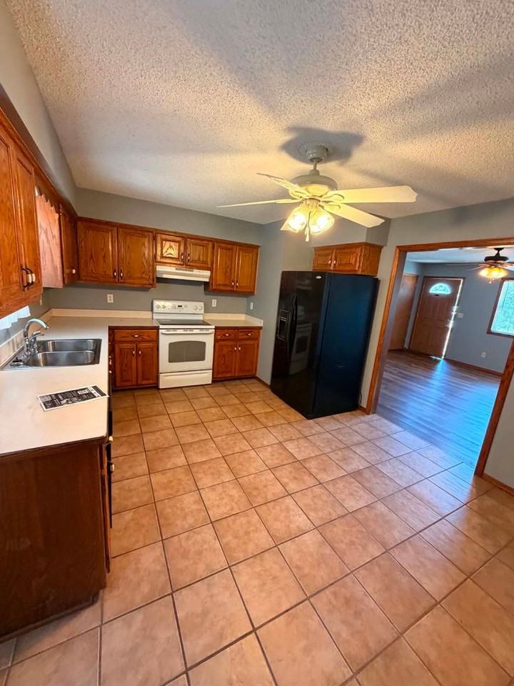 307 Summit St - Photo 5 of 14