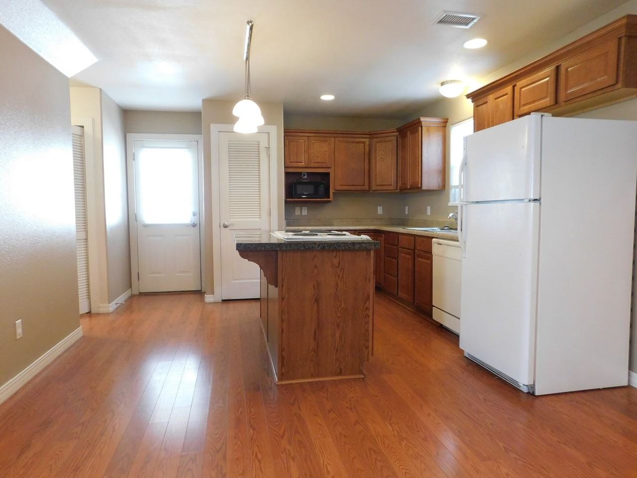 1183 Inverness Way - Photo 6 of 21