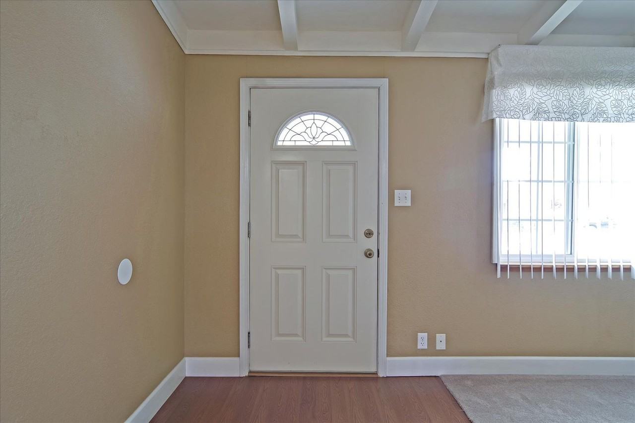 10082 Endfield Way - Photo 6 of 30