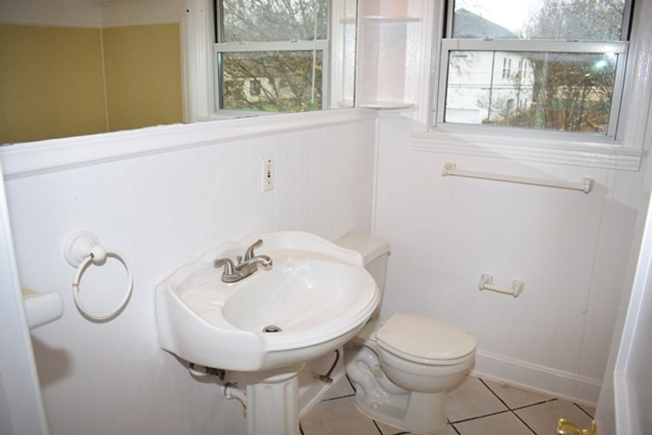 3833 Dexter Ave - Photo 4 of 12
