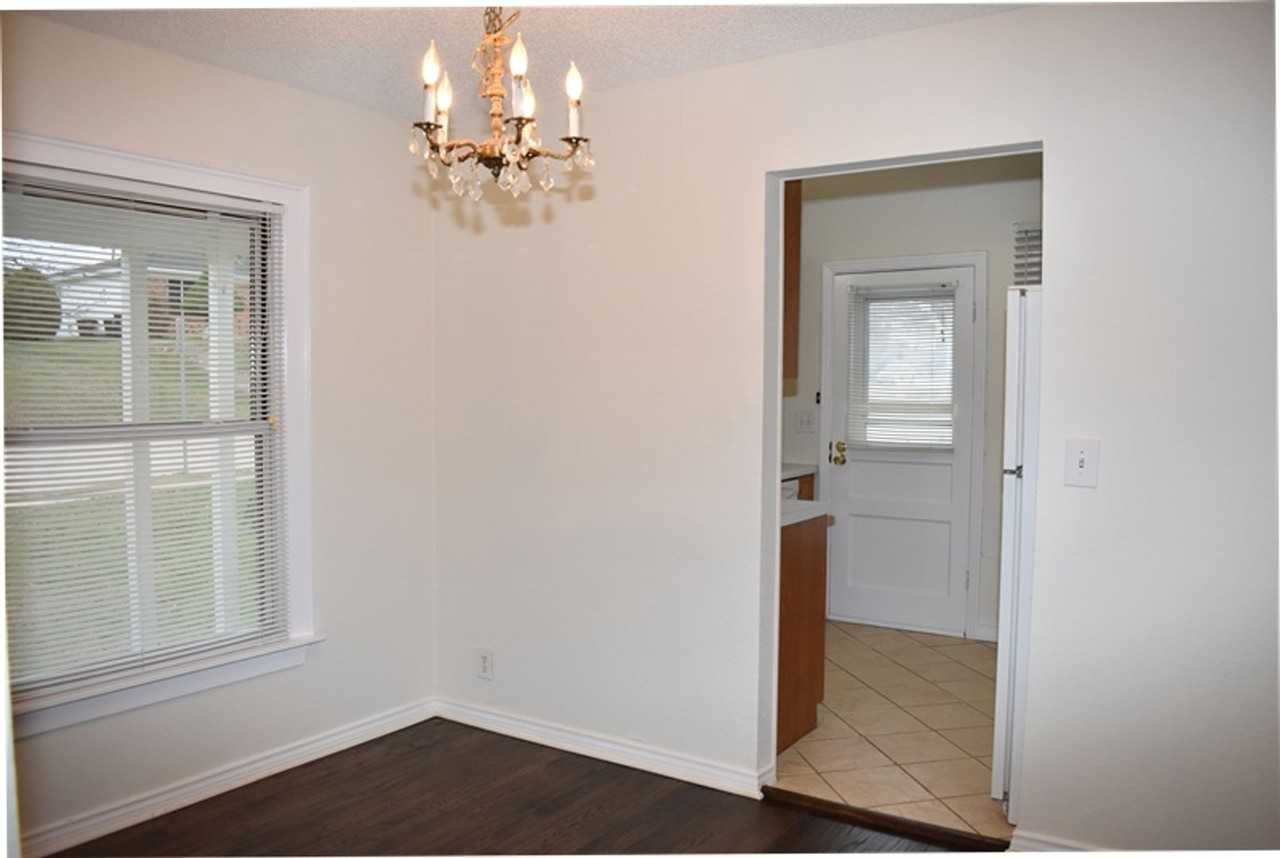 3833 Dexter Ave - Photo 6 of 15