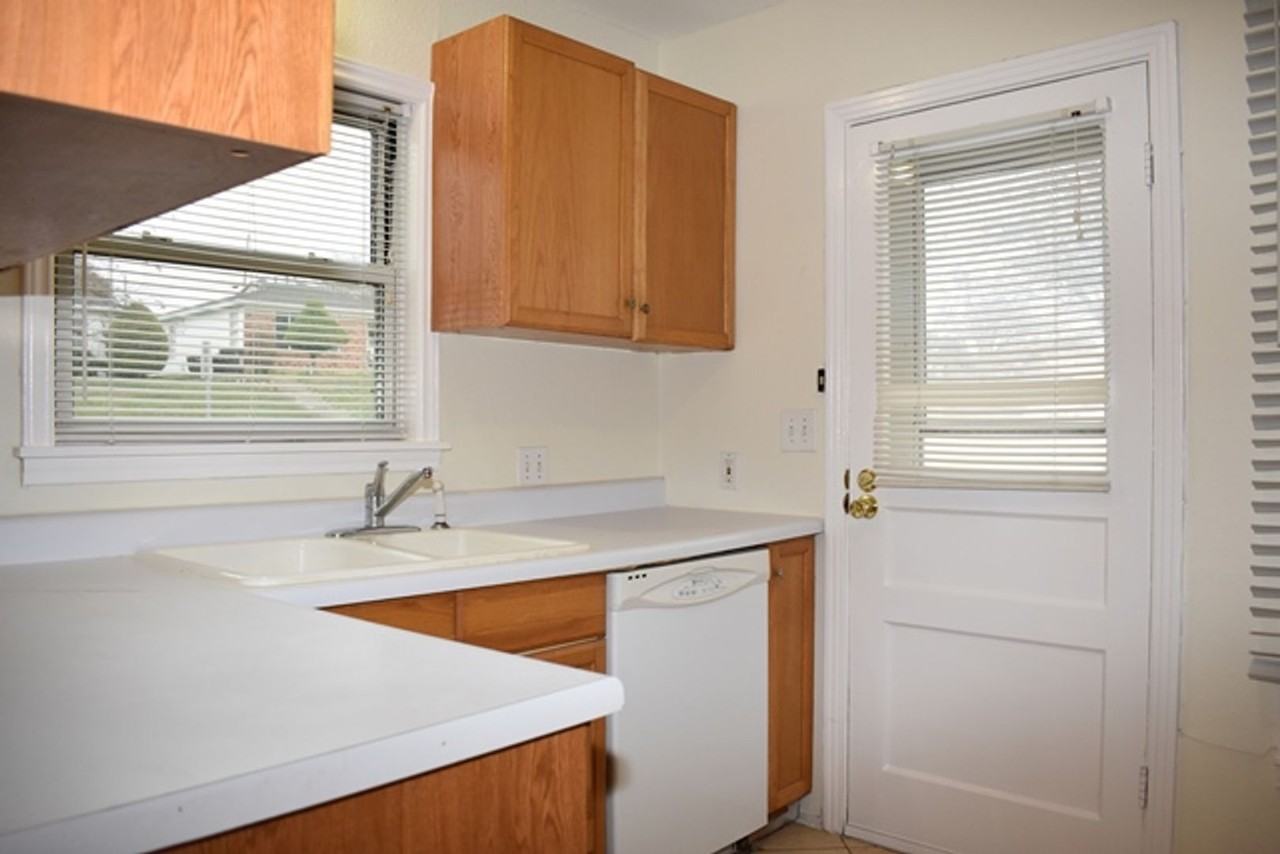 3833 Dexter Ave - Photo 4 of 15