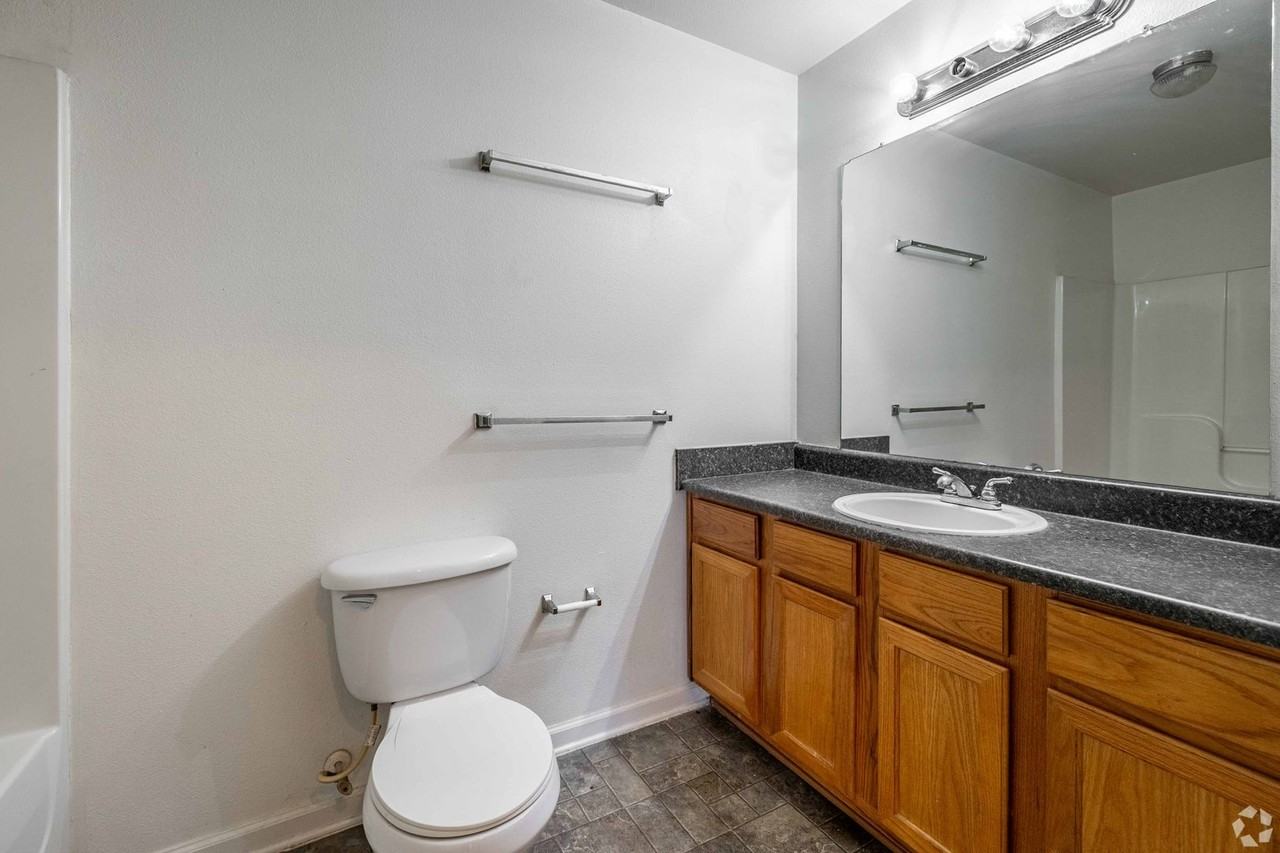 Oak Crest Apartments - Photo 2 of 8