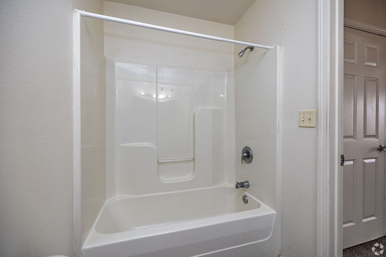 Oak Crest Apartments - Photo 3 of 8