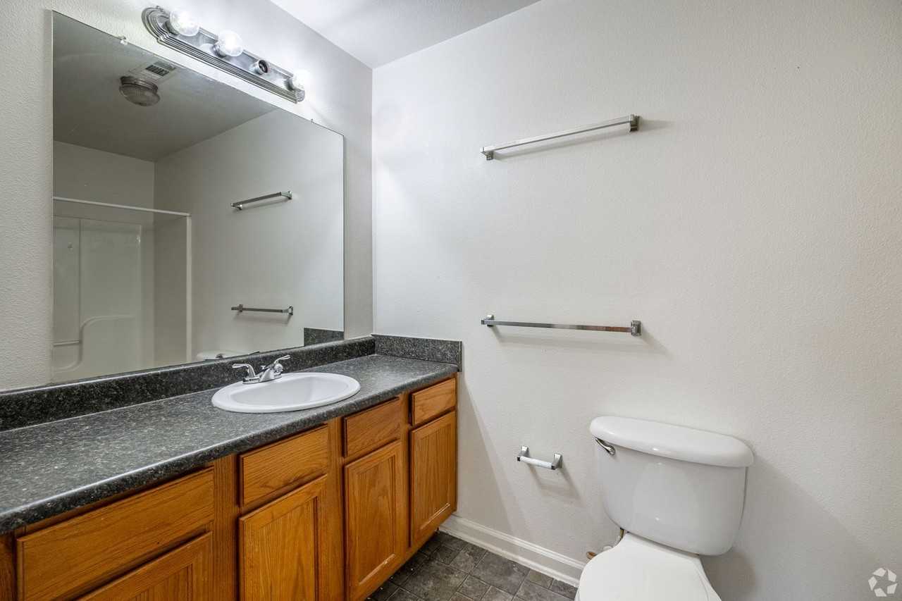 Oak Crest Apartments - Photo 4 of 8