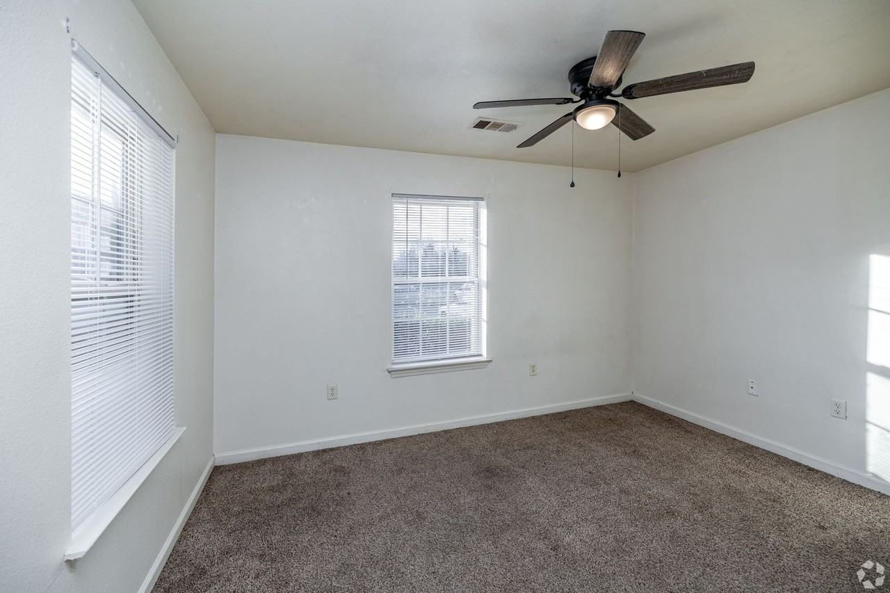 Oak Crest Apartments - Photo 5 of 8