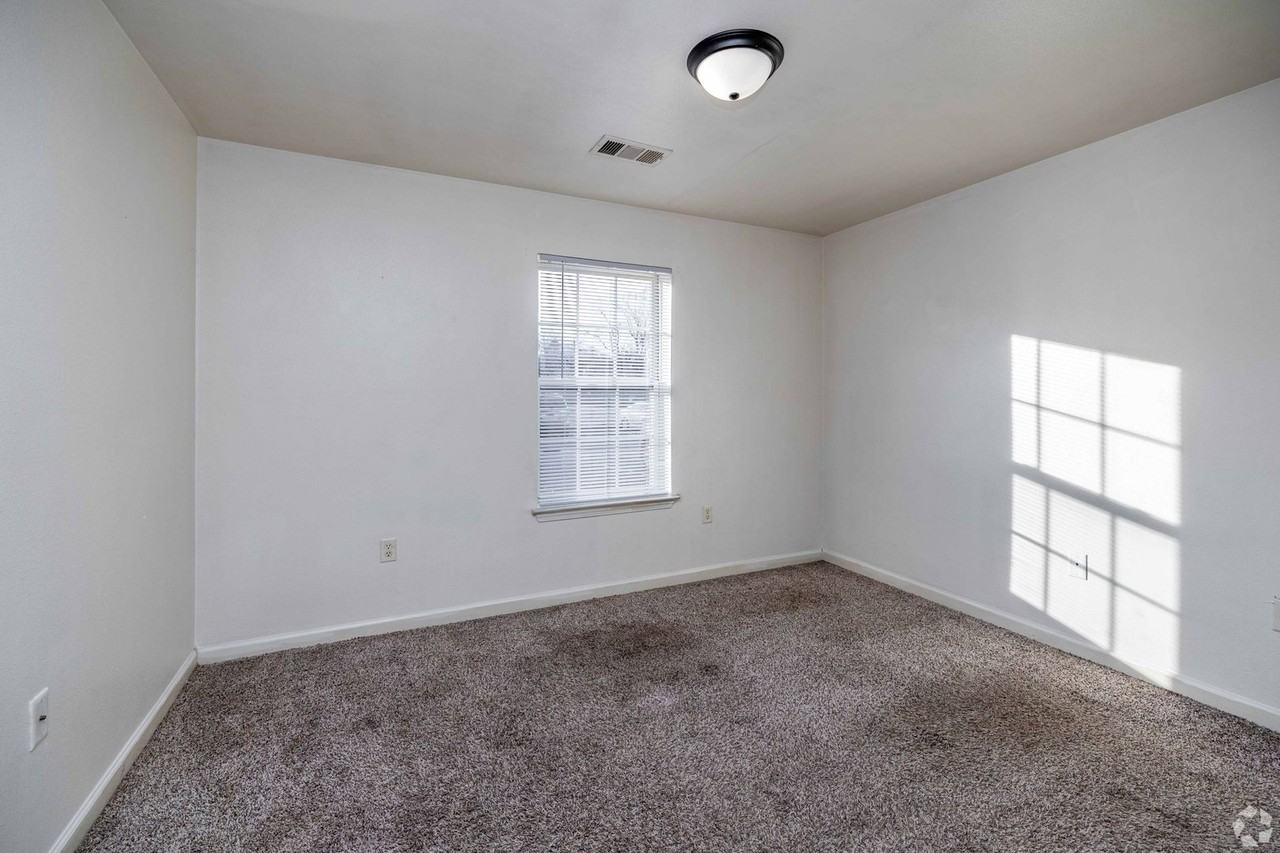 Oak Crest Apartments - Photo 6 of 8