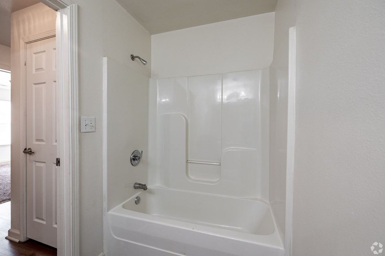 Oak Crest Apartments - Photo 7 of 8