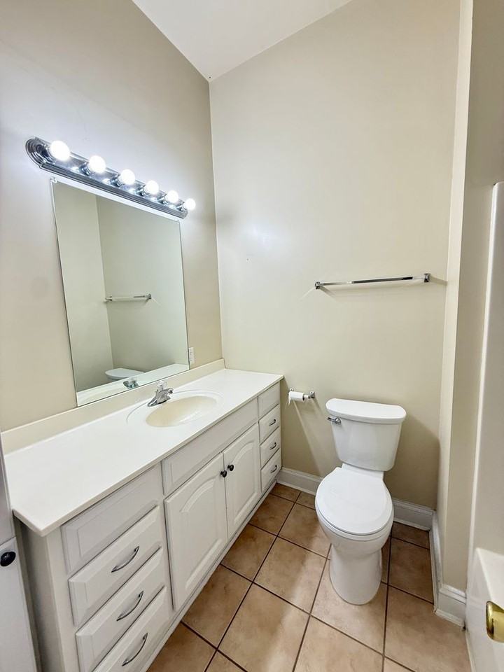 204 S Patterson Park Ave - Photo 7 of 10