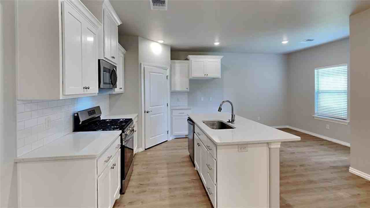 6916 Labelle Dr - Photo 4 of 17
