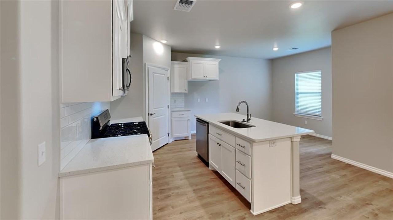 6916 Labelle Dr - Photo 5 of 17