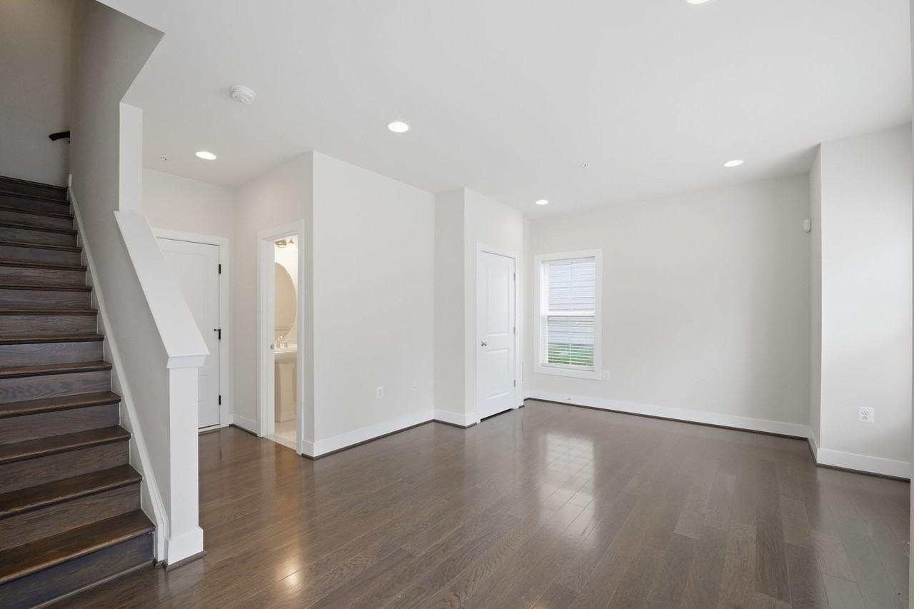 2413 Glenallan Ave - Photo 4 of 34