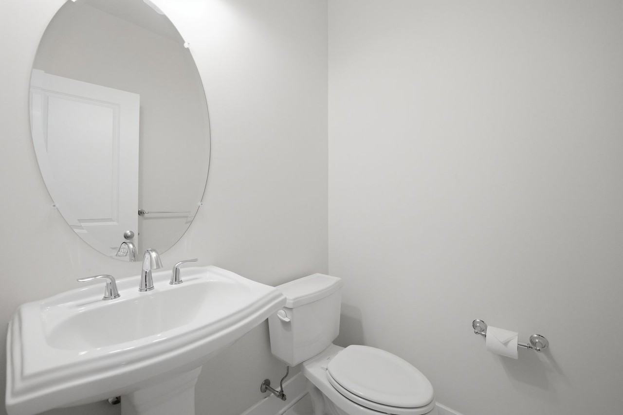 2413 Glenallan Ave - Photo 5 of 34
