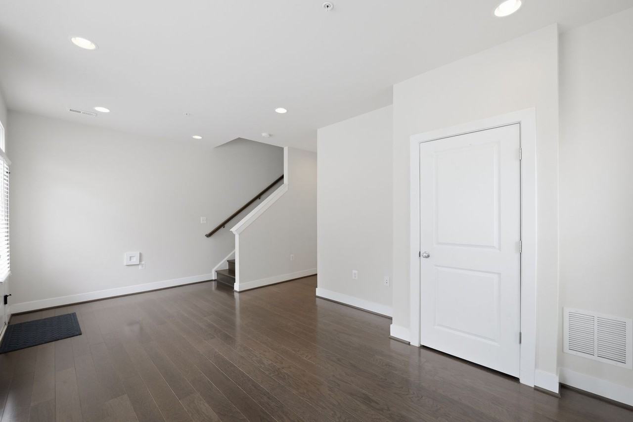 2413 Glenallan Ave - Photo 6 of 34
