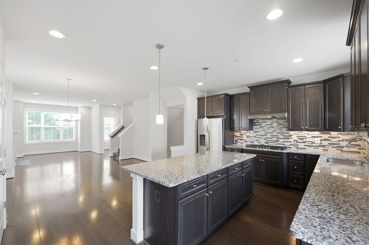 2413 Glenallan Ave - Photo 7 of 34