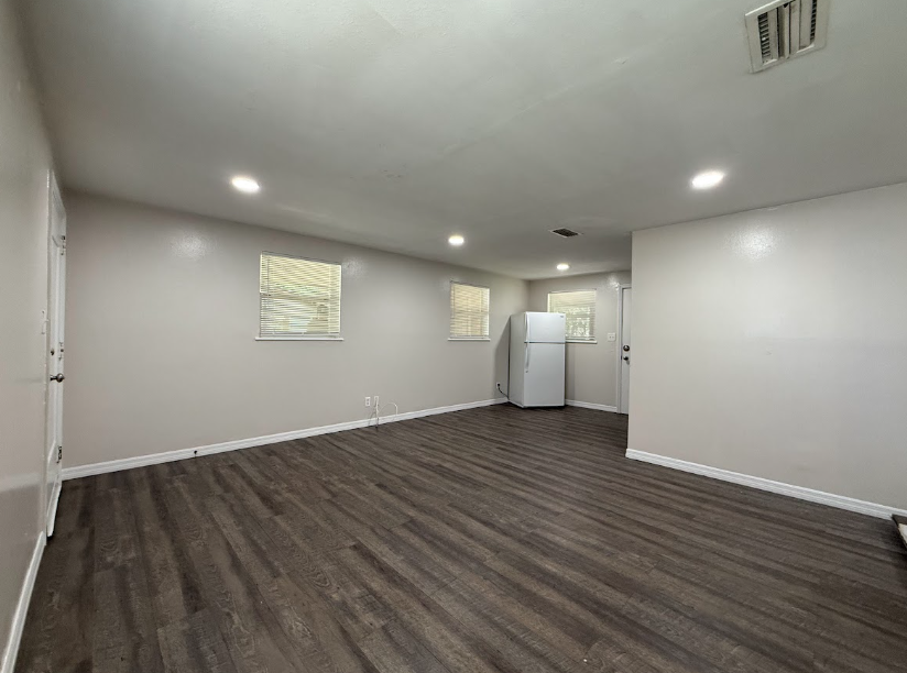 2626 Broadway Ave - Photo 2 of 9