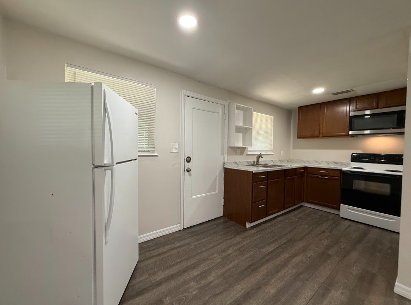 2626 Broadway Ave - Photo 3 of 9