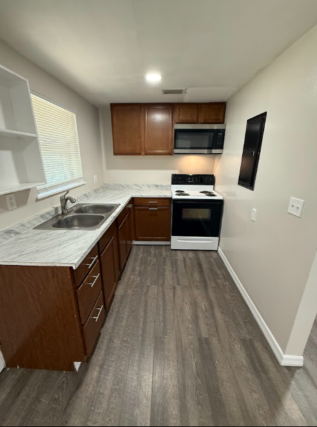 2626 Broadway Ave - Photo 4 of 9