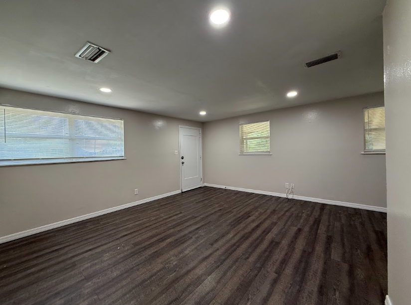 2626 Broadway Ave - Photo 5 of 9