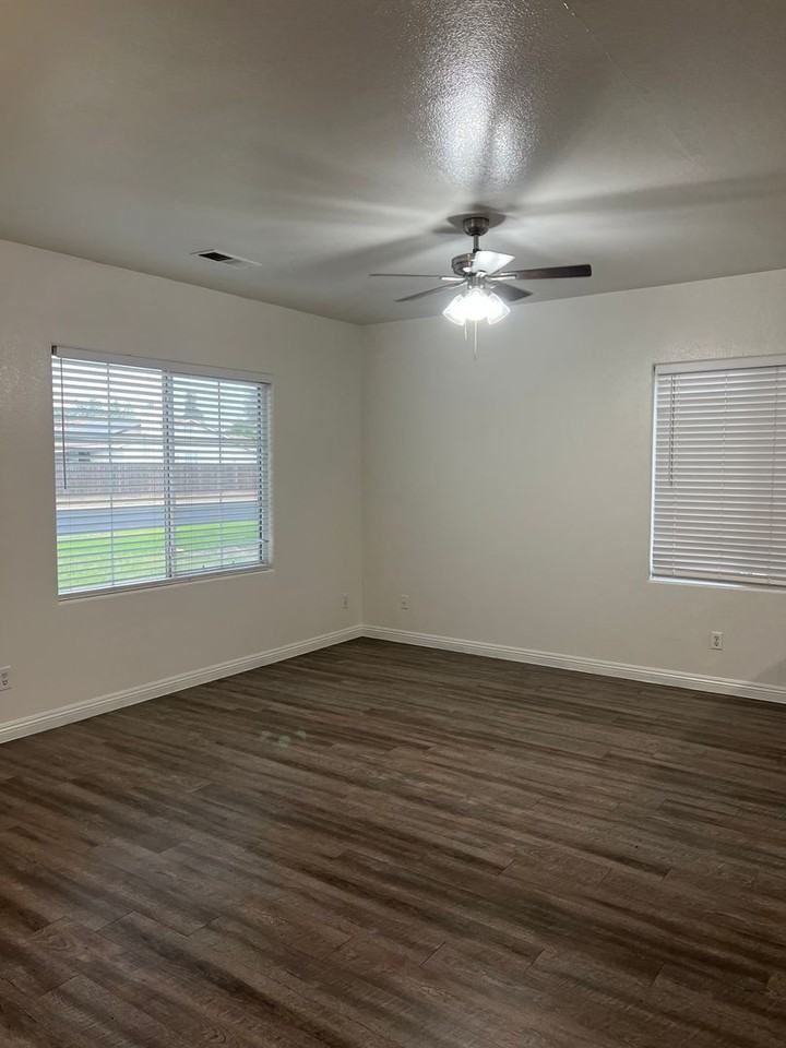 1548 N Valencia Ct - Photo 3 of 17