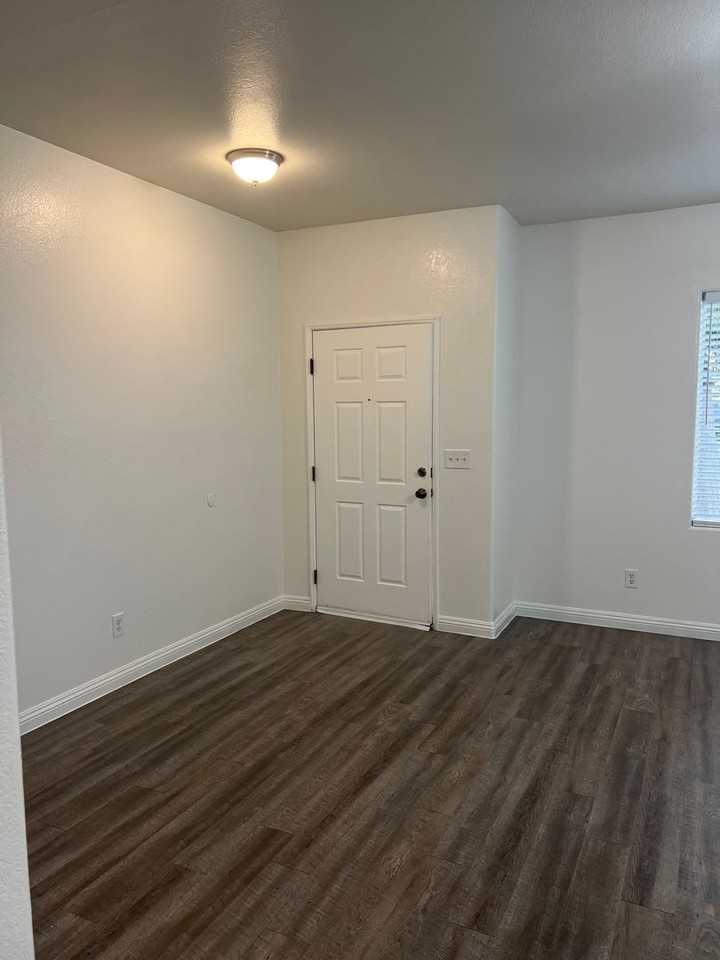 1548 N Valencia Ct - Photo 4 of 17