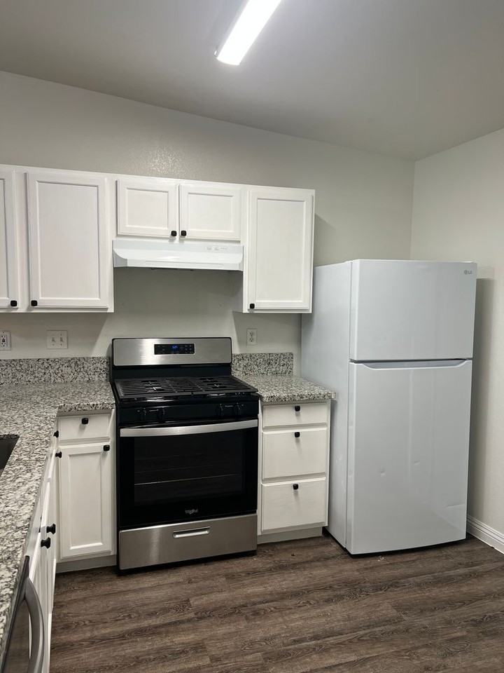 1548 N Valencia Ct - Photo 6 of 17