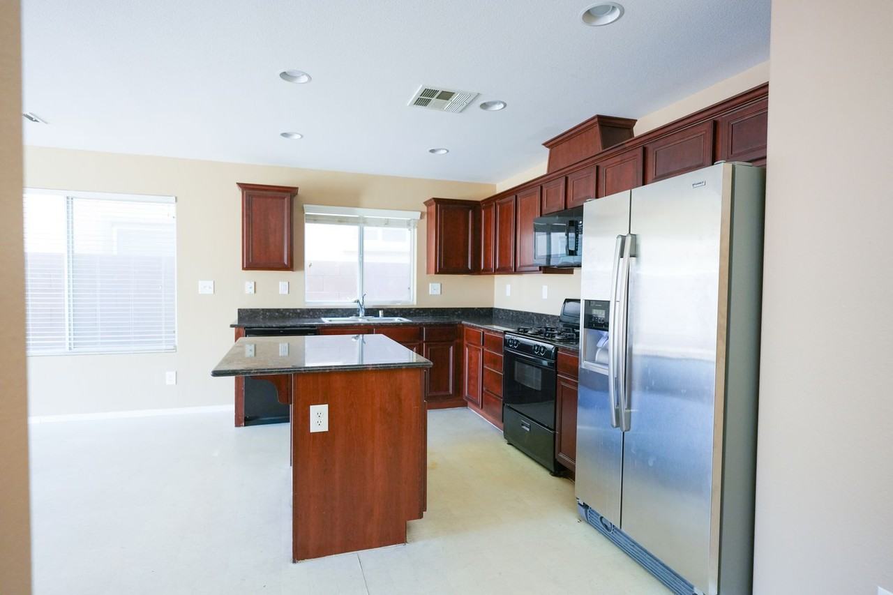 7958 Valladolid Ave - Photo 5 of 29