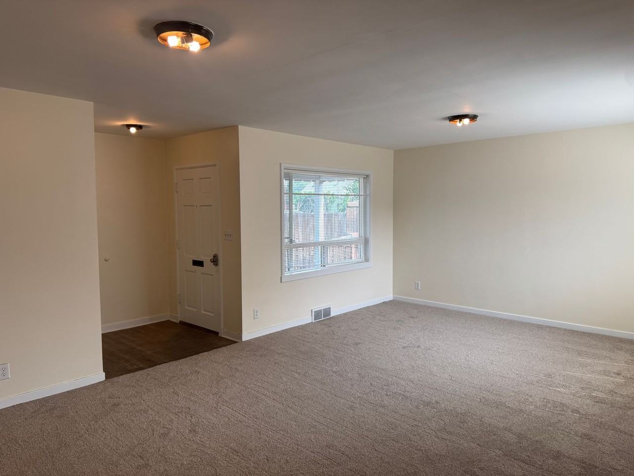702 E 7th Ave - Photo 4 of 16