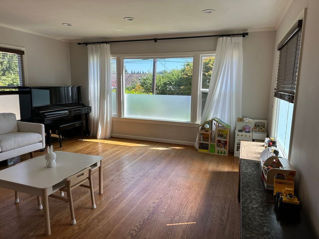 6233 36th Ave Ne - Photo 3 of 44