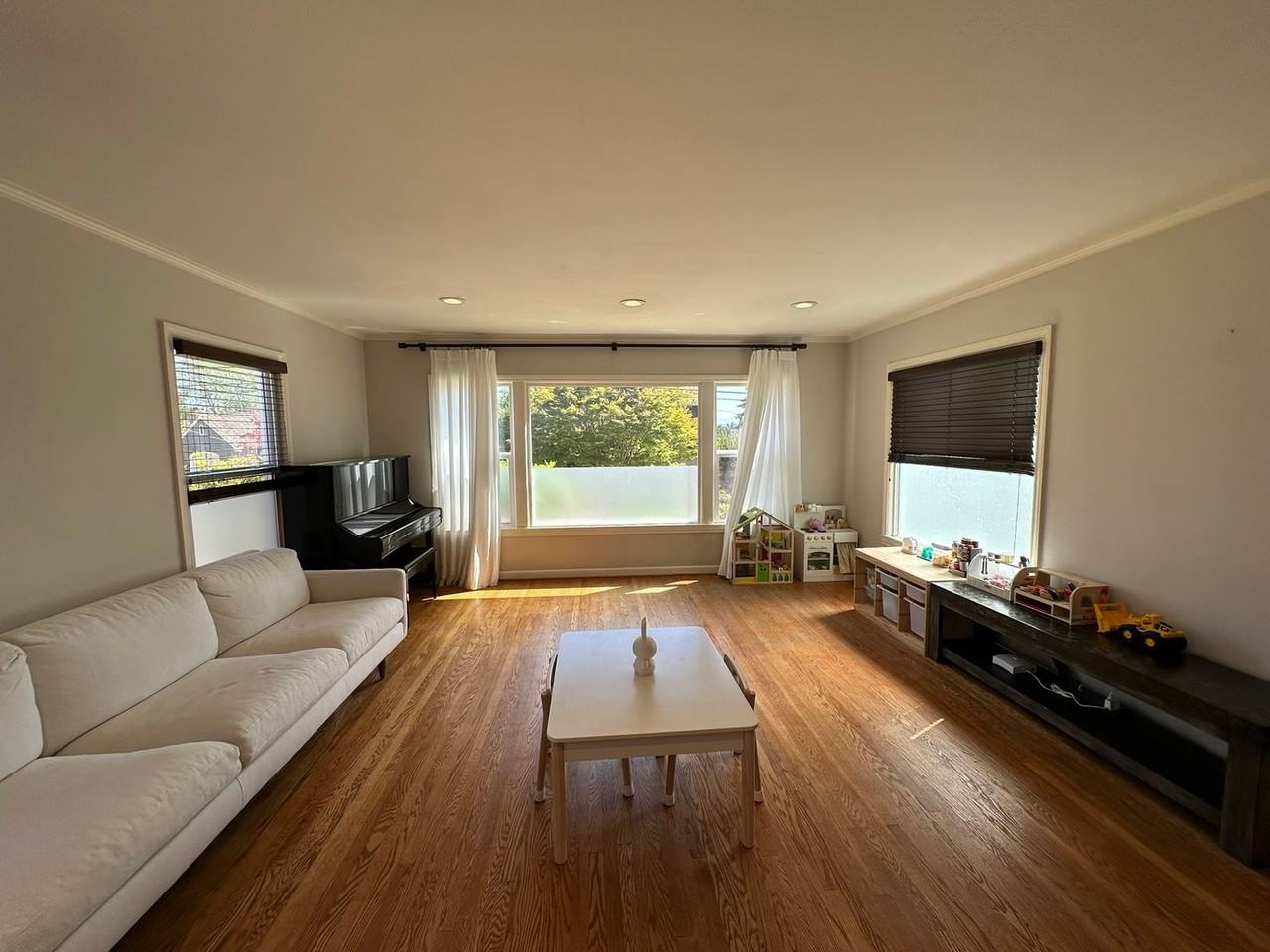 6233 36th Ave Ne - Photo 5 of 44