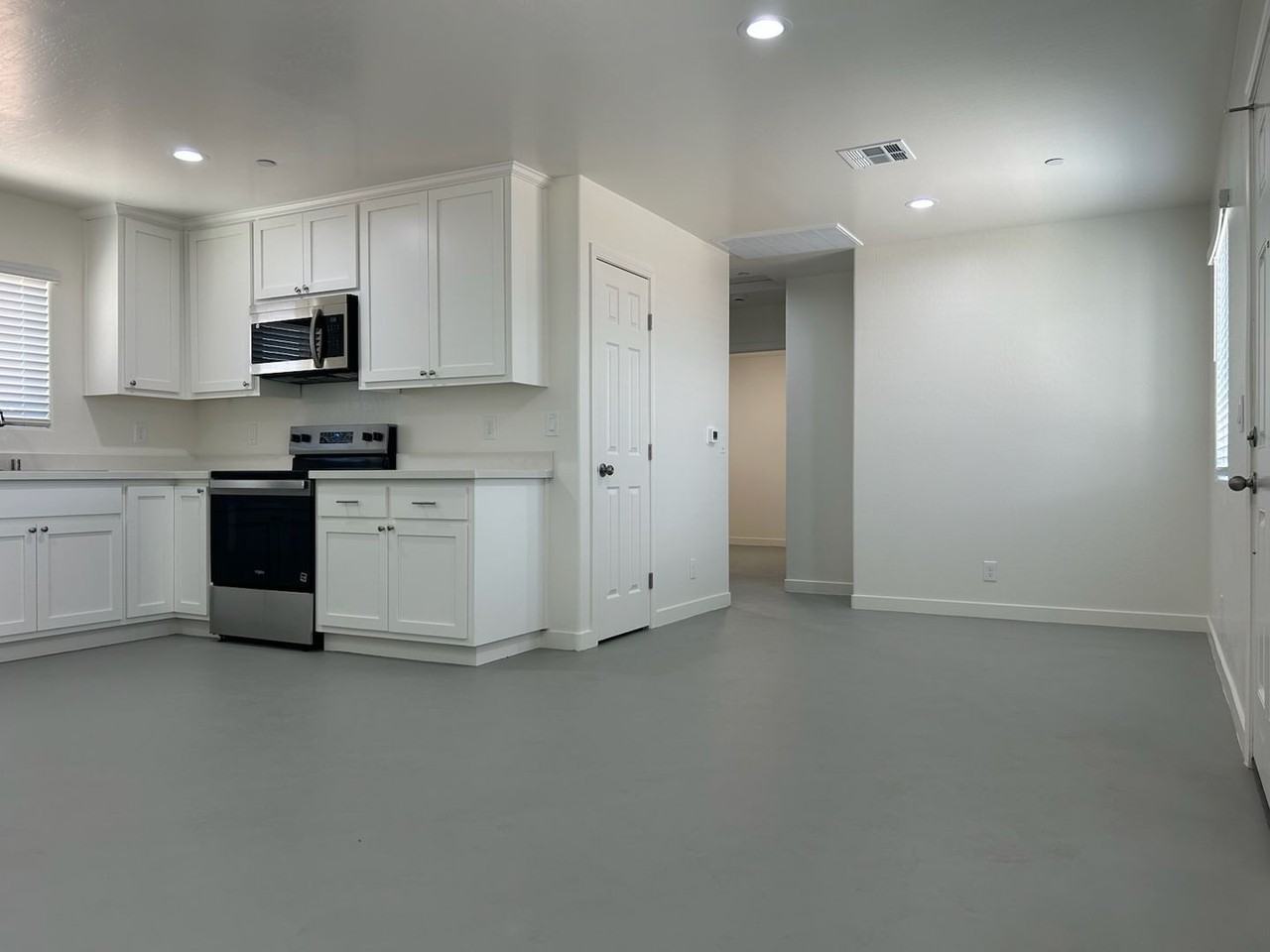 1340 W Mariposa Ave - Photo 4 of 13