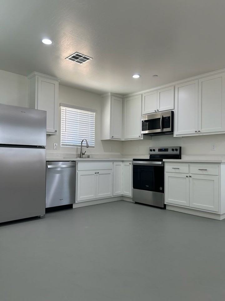 1340 W Mariposa Ave - Photo 5 of 13