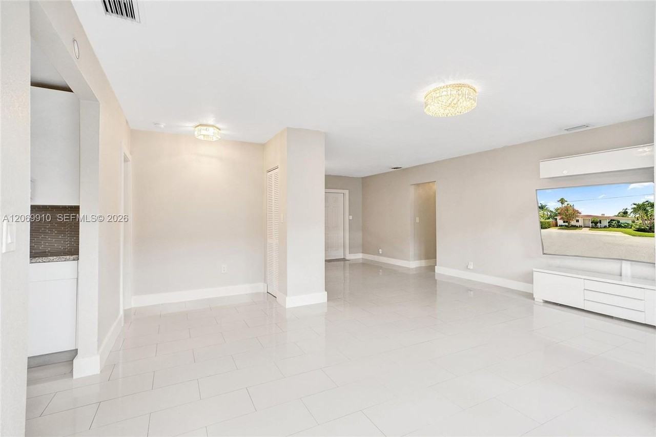 1146 Ne 17th Ter - Photo 5 of 15