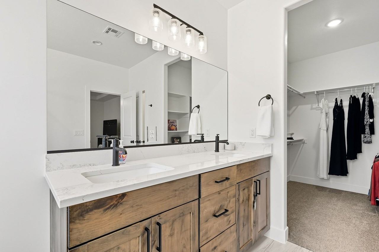 2094 S Hawk Dr - Photo 3 of 34