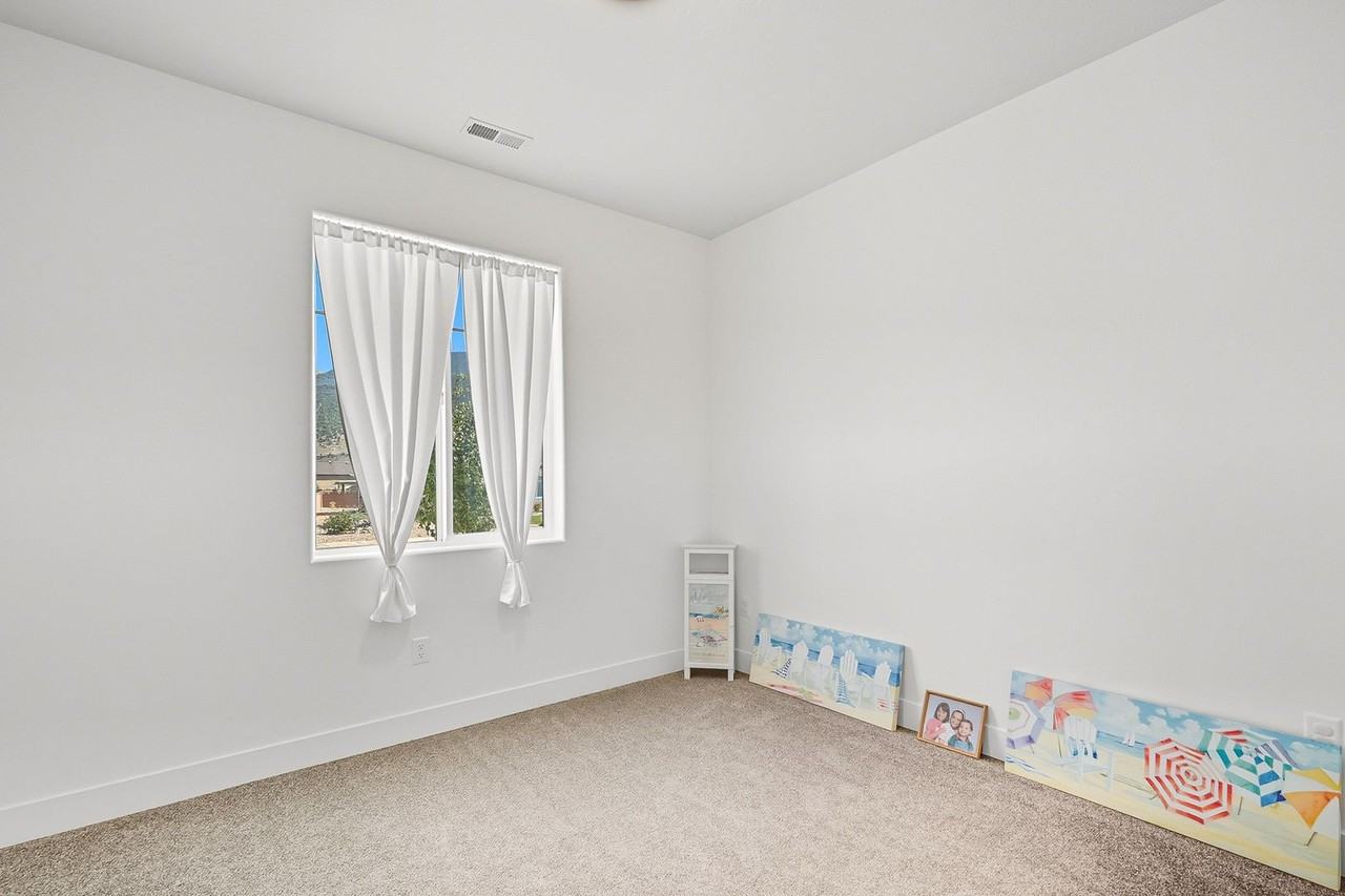 2094 S Hawk Dr - Photo 5 of 34